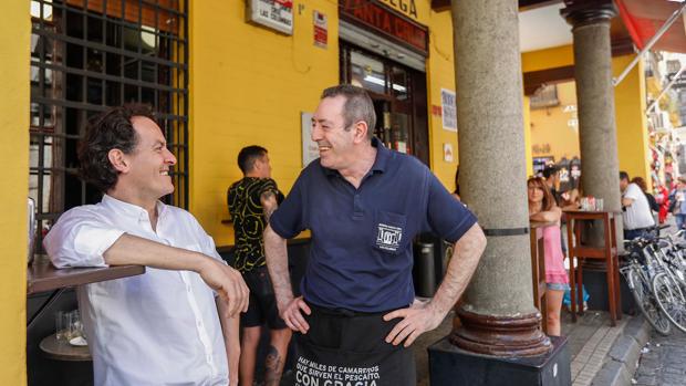 «En Las Columnas hay que pedir cazón, tortilla rellena, flamenquín y pringá»