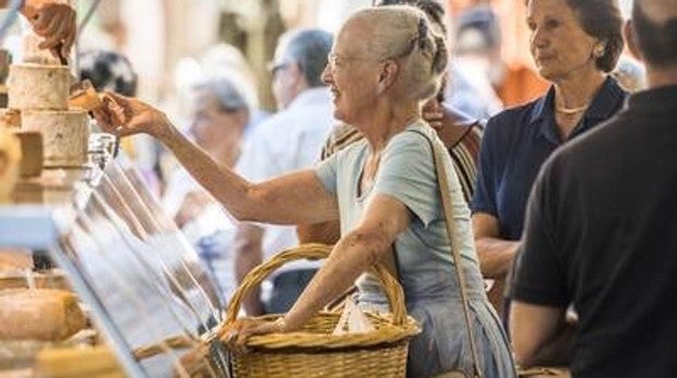 La Reina Margarita de Dinamarca, de compras en el mercado