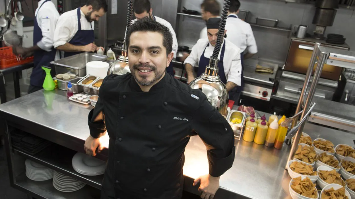Ruiz en la cocina de su restaurante madrileño, Punto MX, desde donde ofrece sus platos mexicanos