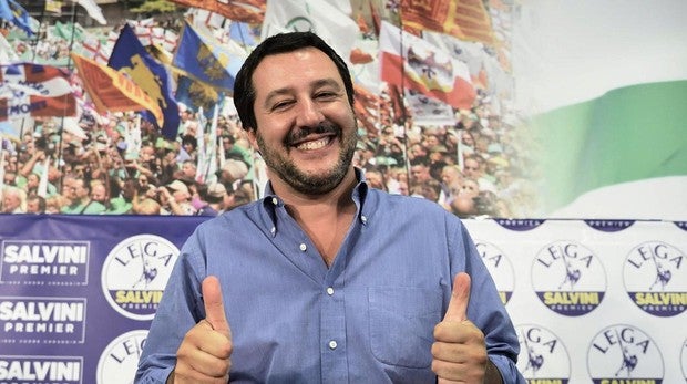 Salvini y el vendedor senegalés, la foto del verano en Italia