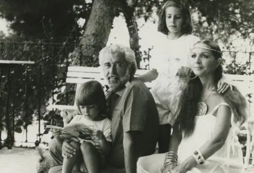 Sara Montiel, Pepe Tous y sus hijos, Thais y Zeus, durante uno de sus veranos en Palma de Mallorca
