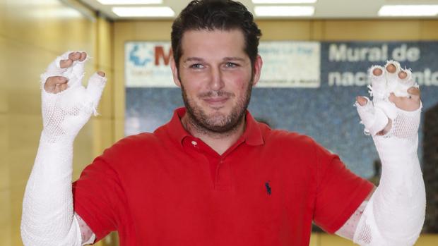 Manu Tenorio abandona el hospital emocionado, pero optimista