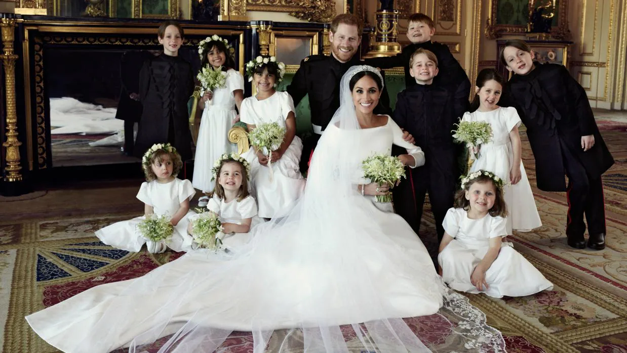Meghan Markle y el Príncipe Harry con sus pajes el día de su boda
