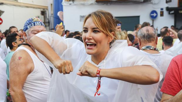 Alba Carrillo la lía en la Tomatina de Buñol