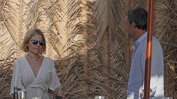 Eugenia Martínez de Irujo finaliza sus vacaciones en Ibiza con una comida de amigos