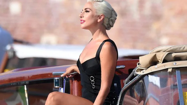 La espectacular llegada de Lady Gaga a Venecia y otros vestuarios del festival