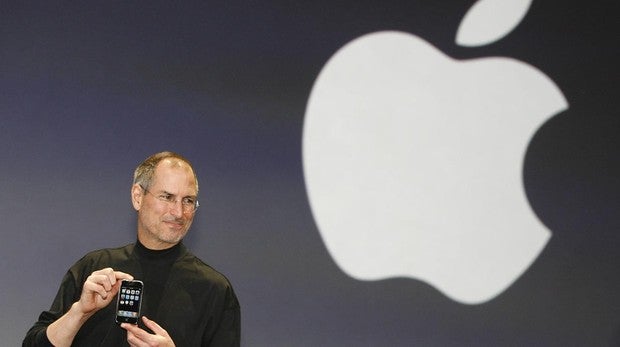 La hija de Steve Jobs asegura que su padre la obligaba a presenciar momentos íntimos con su madrastra