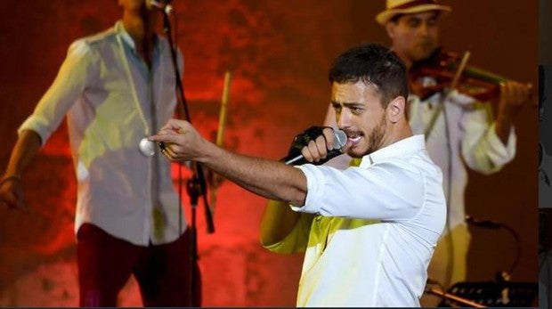 El cantante más famoso de Marruecos, acusado de tres violaciones, se quedan sin defensa