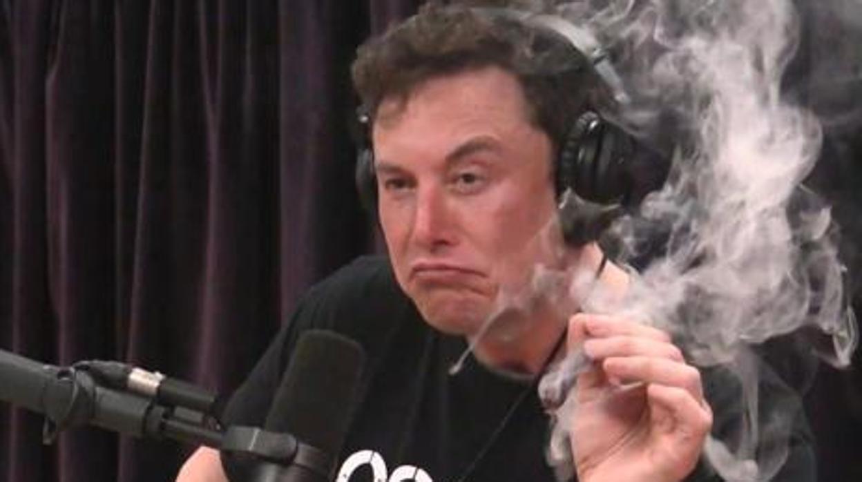 Elon Musk, esta semana, durante una entrevista fumando marihuana