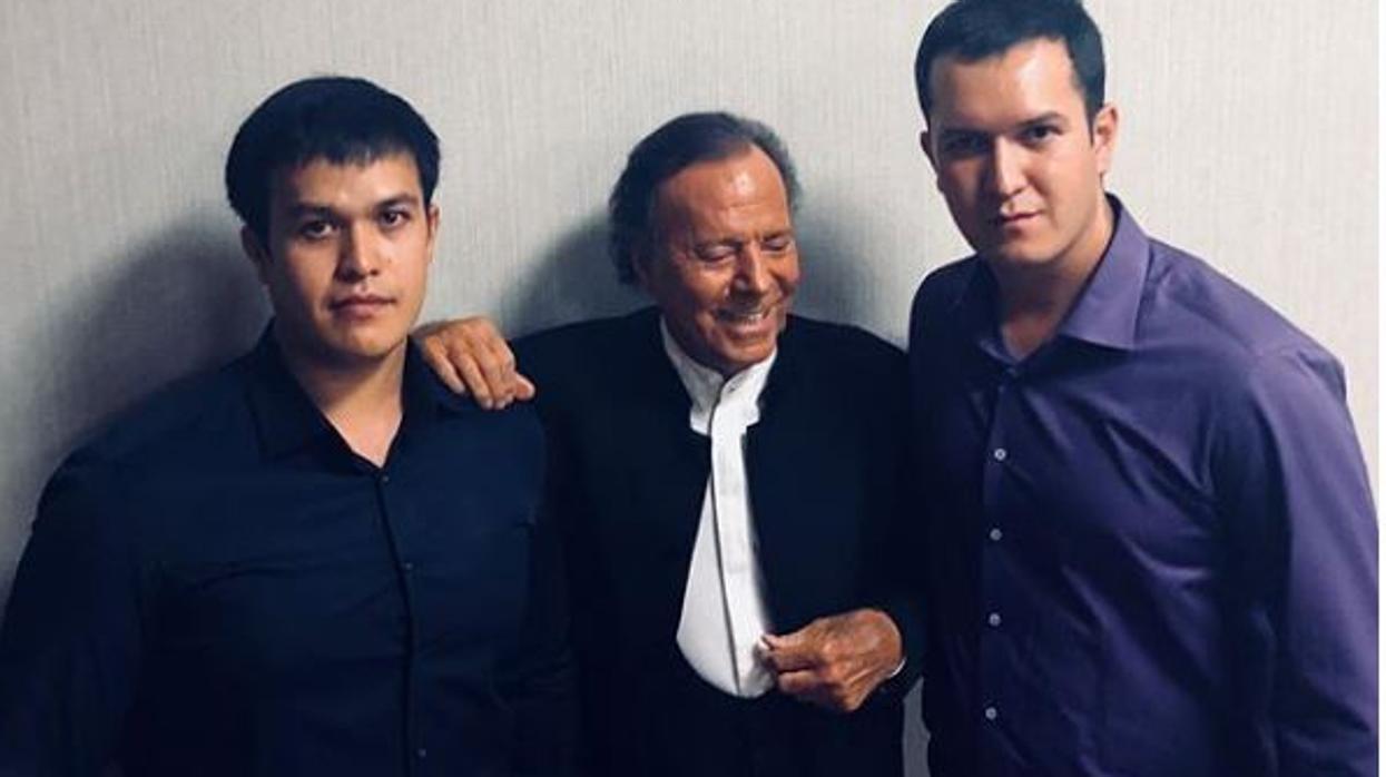 La vuelta de Julio Iglesias: 5.000 personas aclaman al artista en Uzbekistán