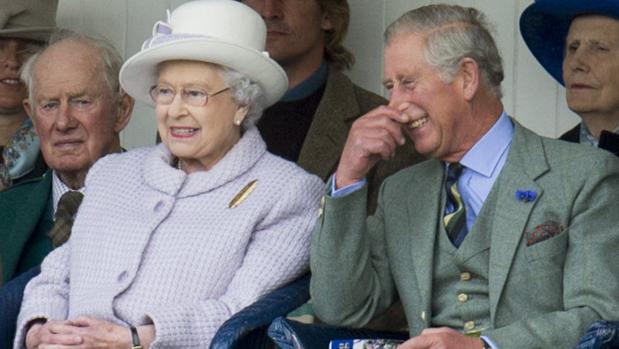 Isabel II le prepara a Carlos de Inglaterra una fiesta por su 70º cumpleaños