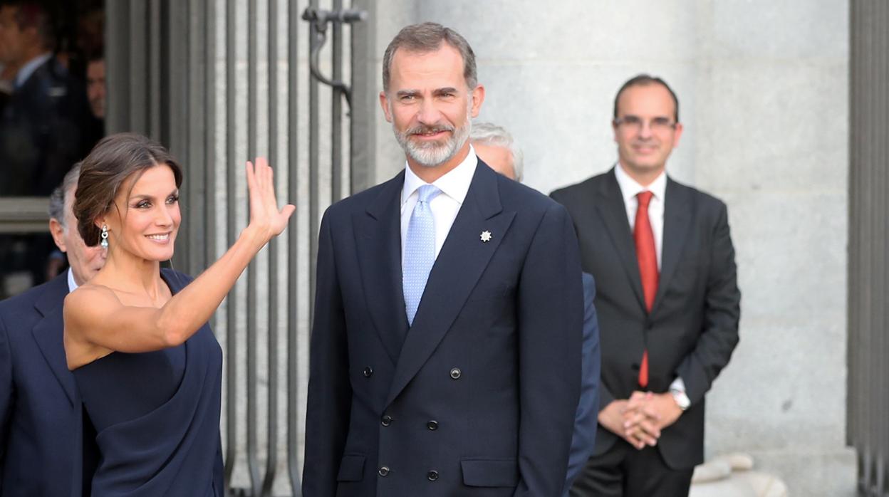 Doña Letizia «reina» en azul para su noche en la ópera