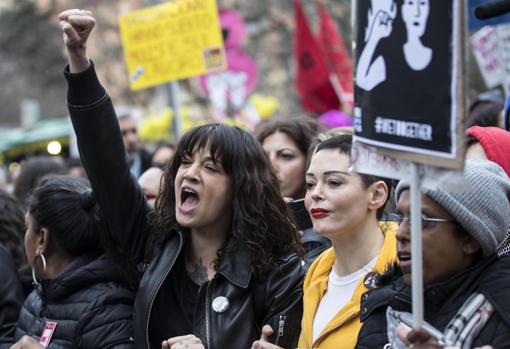 Rose McGowan y Asia Argento, juntas en una marcha por la igualdad en Roma