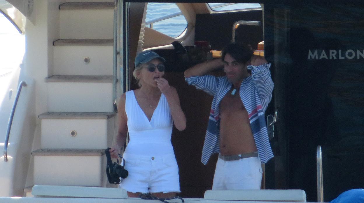 Sharon Stone y su pareja, Angelo Boffa, en un yate en Mallorca