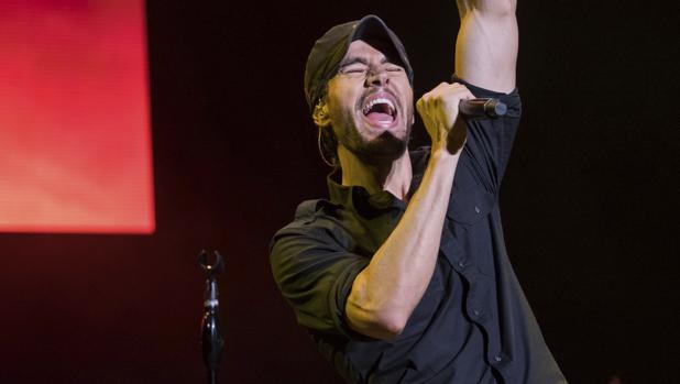 Enrique Iglesias se besa con una fan sobre el escenario