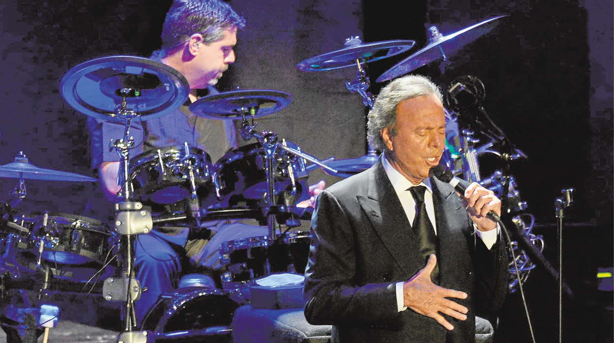 Julio Iglesias, durante uno de sus conciertos