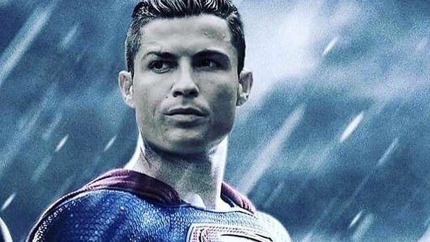 Katia Aveiro viste a Cristiano Ronaldo de Superman para pedir justicia