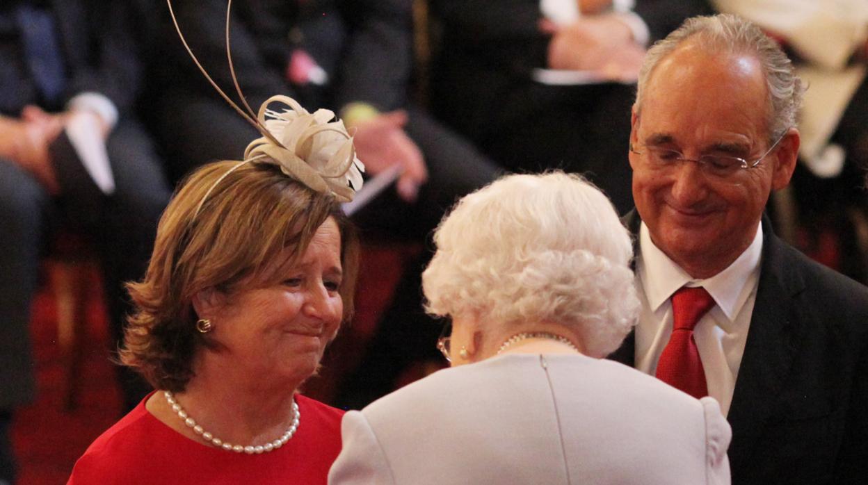 La Reina Isabel II junto a los padres de Ignacio Echevarría