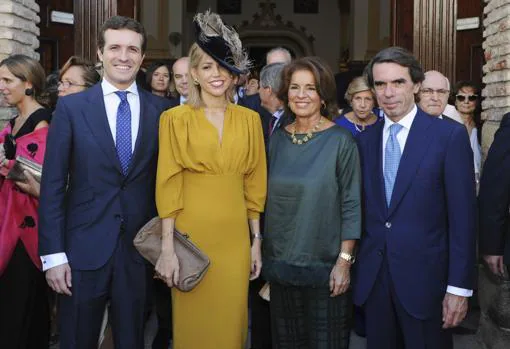 Pablo Casado y su esposa Isabel Torres junto a Ana Botella y José María Aznar