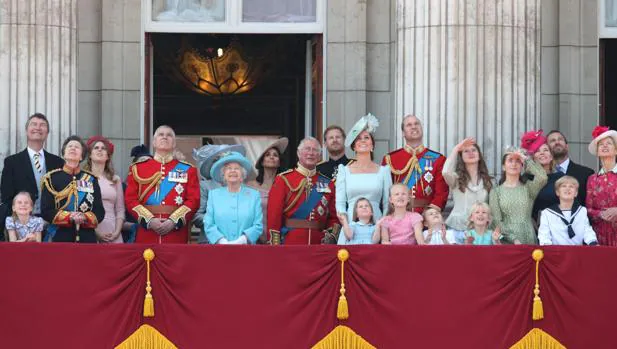 Una reina reptiliana, vientres de alquiler y bodas políticas: los rumores más locos sobre los Windsor