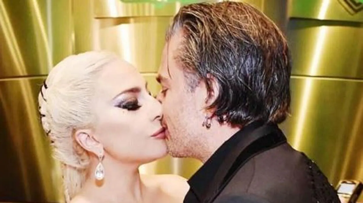 Lady Gaga besa a su futuro marido, Christian Carino