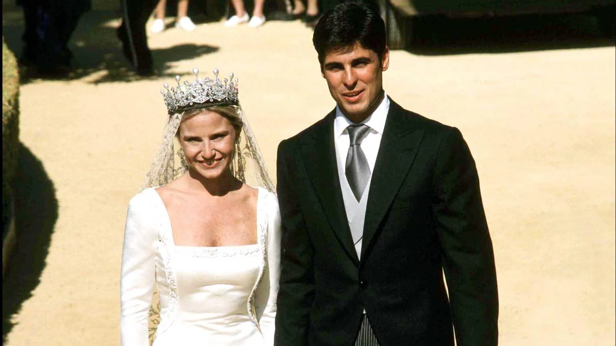 Eugenia Martínez de Irujo luce la tiara de su boda con Fran Rivera 20 años después del enlace