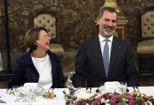 Elke Büdenbender conversa con el Rey Don Felipe durante un almuerzo en el Palacio Real