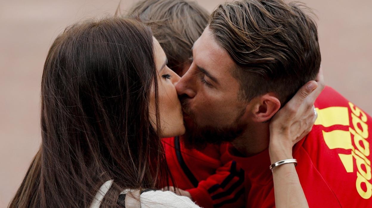 El defensa de la selección española Sergio Ramos saluda a su pareja Pilar Rubio durante el entrenamiento