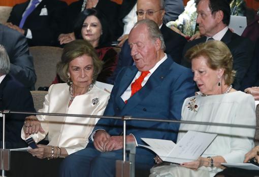 Doña Sofía y Don Juan Carlos con Ana María de Grecia