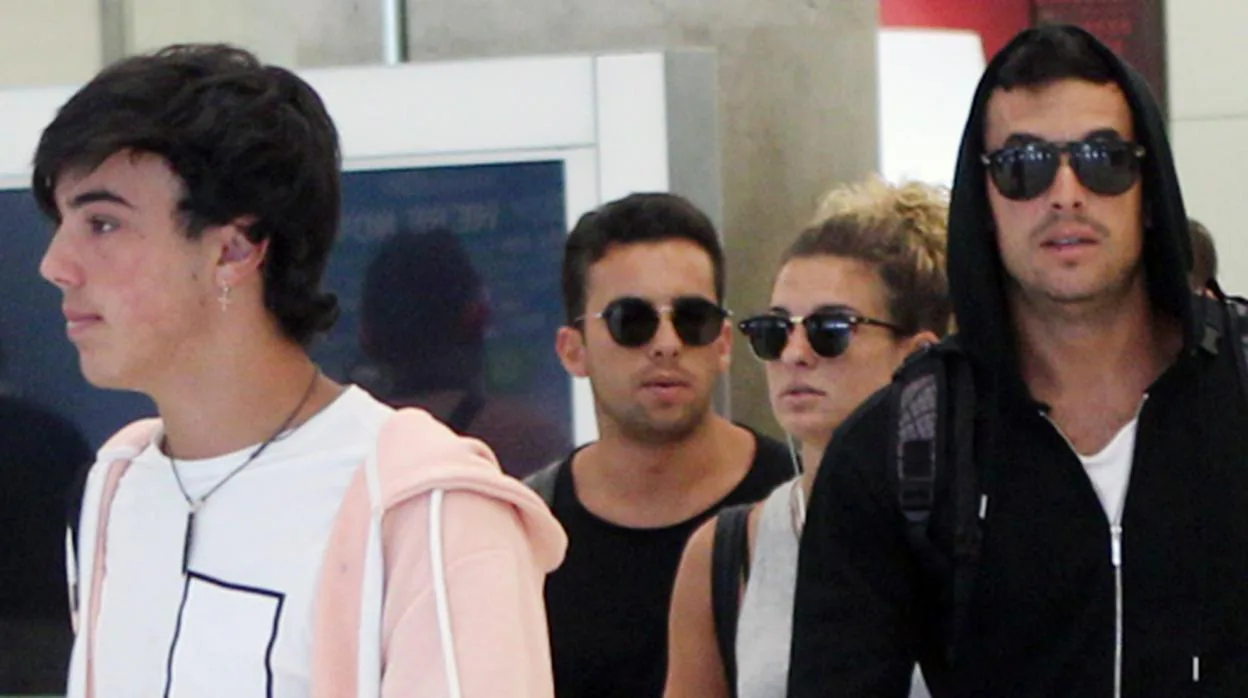 El actor Mario Casas con sus hermanos Óscar , Sheila y Christian en el aeropuerto de Madrid
