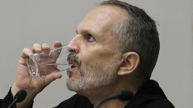 Miguel Bosé, muy enfadado con los medios del corazón: «Volverá a España para repartir demandas»