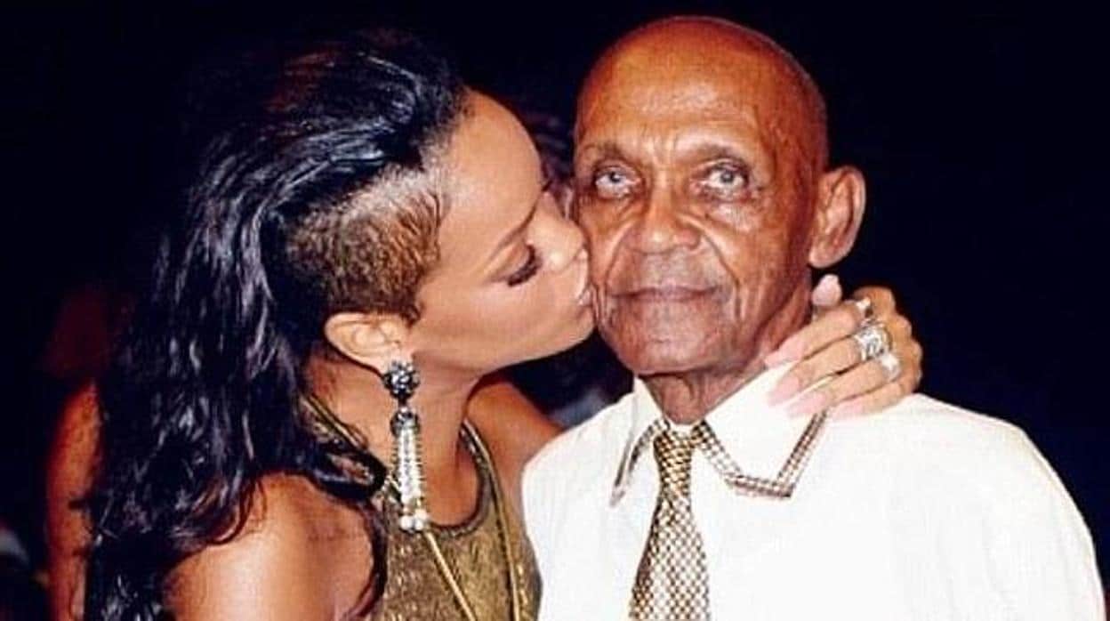 Rihanna y su abuelo (imagen de archivo)