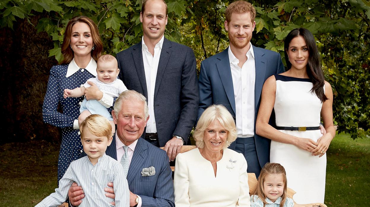 El Príncipe Carlos de Iglaterra rodeado de su familia