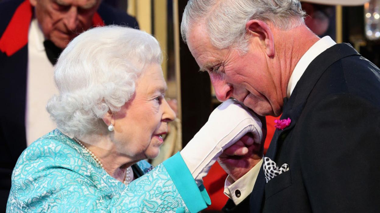 Reina Isabel II y su hijo el Príncipe Carlos