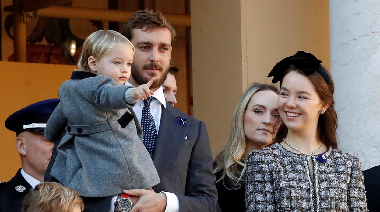 Pierre Casiraghi y Beatrice Borromeo con su hijo