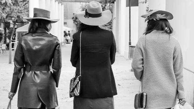 Un paseo por Sevilla con sombrero para honrar a Santa Catalina