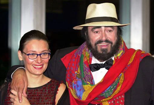 La viuda de Pavarotti rompe su silencio: «Me advirtió que todos pensarían que iba detrás de su dinero»