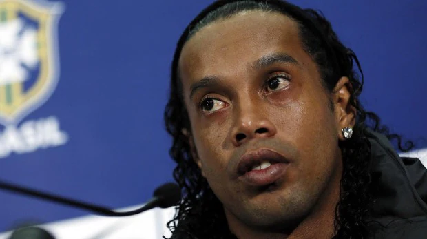 El hundimiento Ronaldinho: arruinado y sin pasaporte