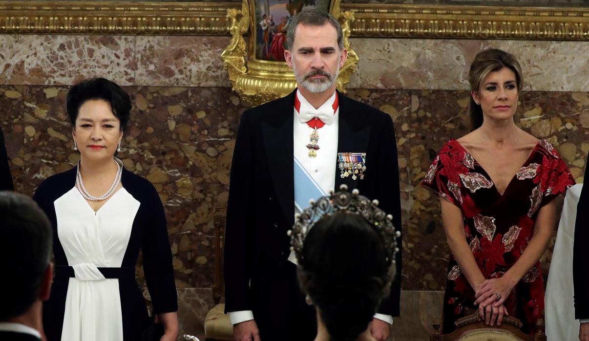 Begoña Gómez, de rojo y con escote en su vuelta al Palacio Real