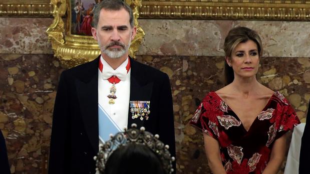 Begoña Gómez, de rojo y con escote en su vuelta al Palacio Real