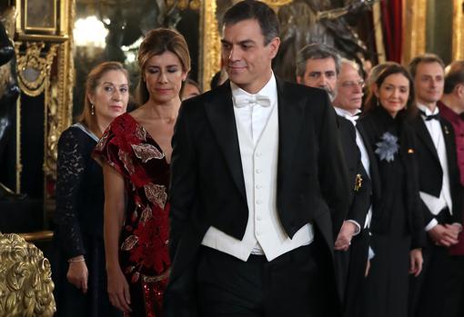 Begoña Gómez, de rojo y con escote en su vuelta al Palacio Real