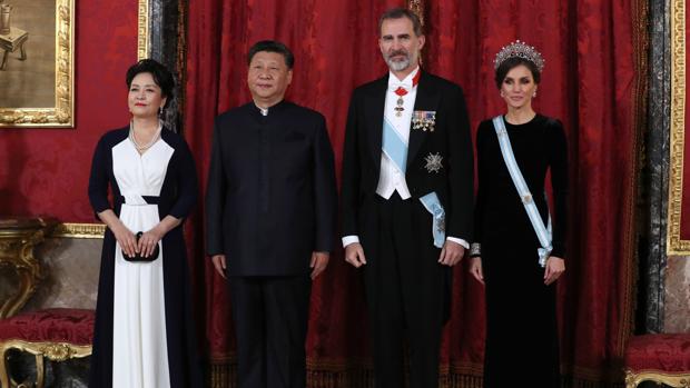Doña Letizia estrena tiara y repite uno de sus looks más aplaudidos en la cena de gala para Xi Jinping