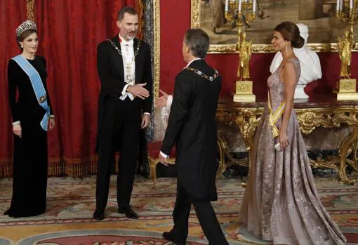 Los Reyes de España durante la visita del presidente de Argentina en 2017