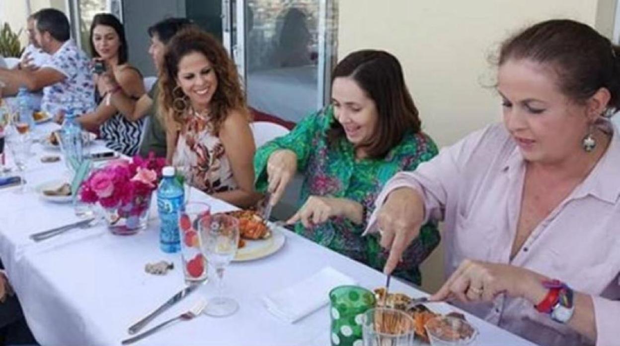 Mariela Castro durante una cena con la española Pastora Soler y Carla Antonelli