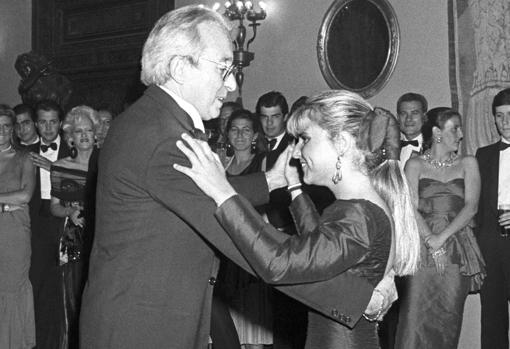 María Eugenia Martínez de Irujo, hija de la duquesa de Alba, abre el baile de su fiesta de su puesta de largo con Jesús Aguirre