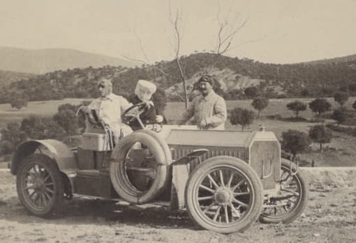Excursión en automóvil. Alfonso XIII y Victoria Eugenia recién llegados a la dehesa en julio de 1907. Condujeron un Hispano-Suiza destacapotable desde el Palacio Real