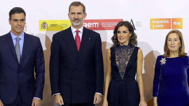 La Reina Letizia arriesga con su vestido en el concierto conmemorativo del 40 aniversario de la Constitución