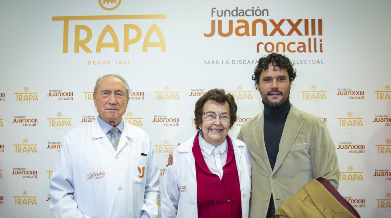 El torero Miguel Abellán, junto a los fundadores de la Fundación Juan XXIII Roncalli, Luis Arroyo y Amparo Martínez