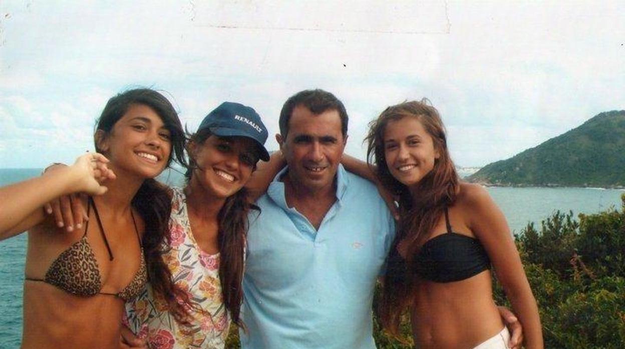 Pascual José Rocuzzo entre sus tres hijas: Antonela, Paula y Carla. Abajo, Leo Messi y su esposa