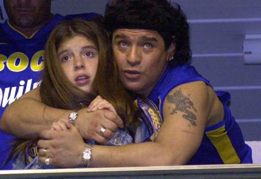 Maradona abrazado a su hija Dalma